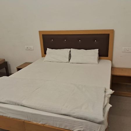 Rk Lawns Hotell Gonda Exteriör bild