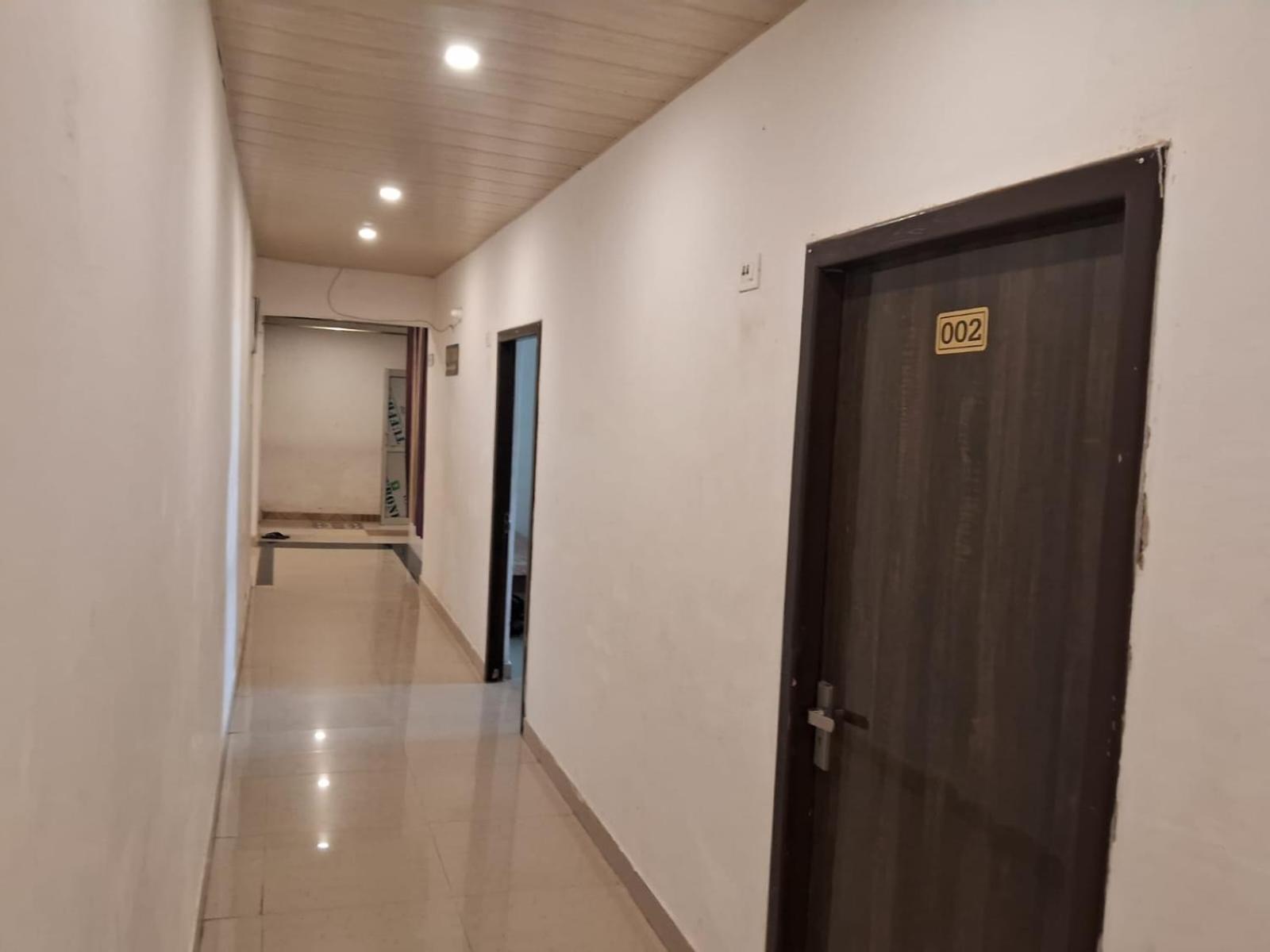 Rk Lawns Hotell Gonda Exteriör bild