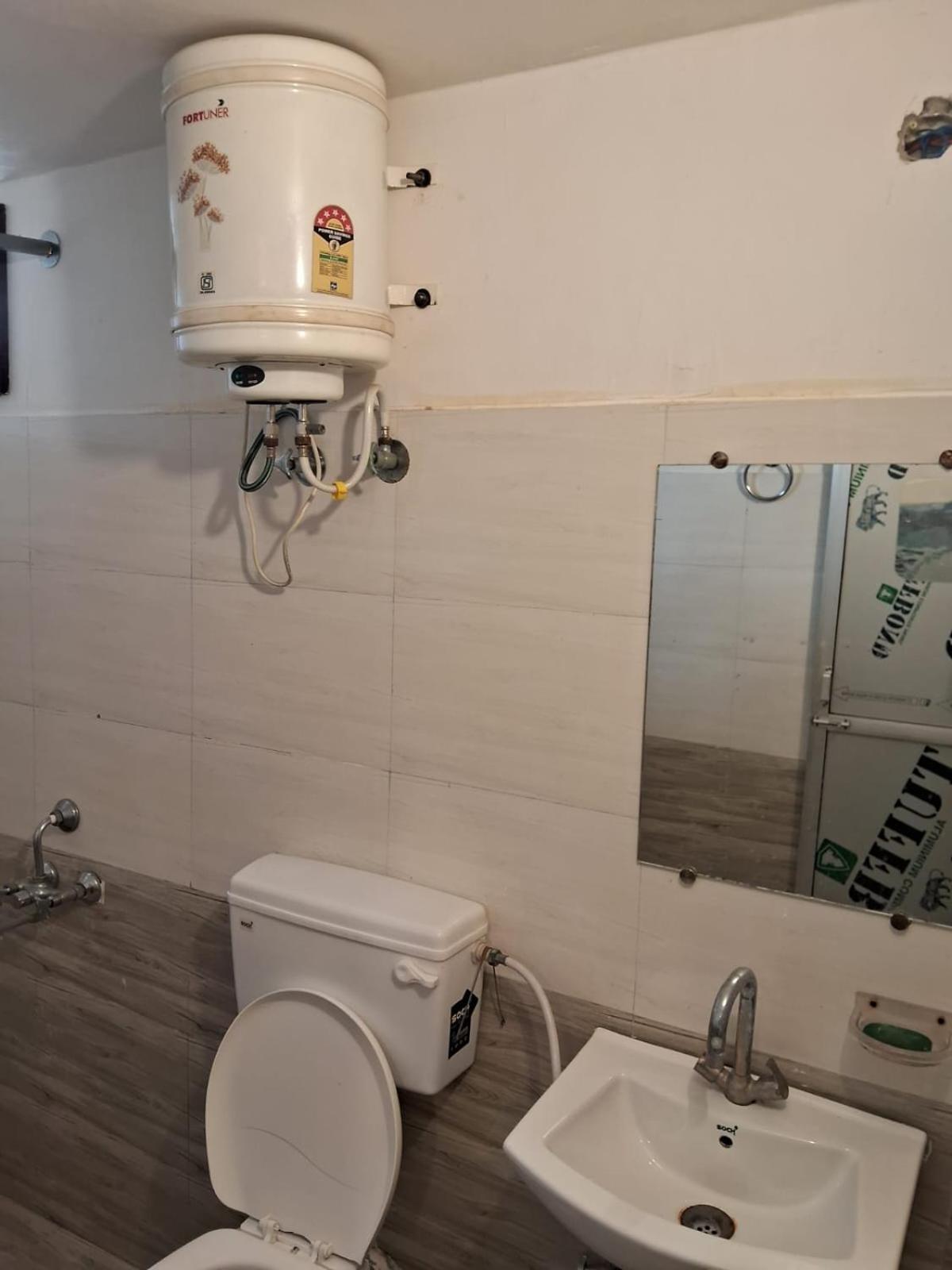 Rk Lawns Hotell Gonda Exteriör bild