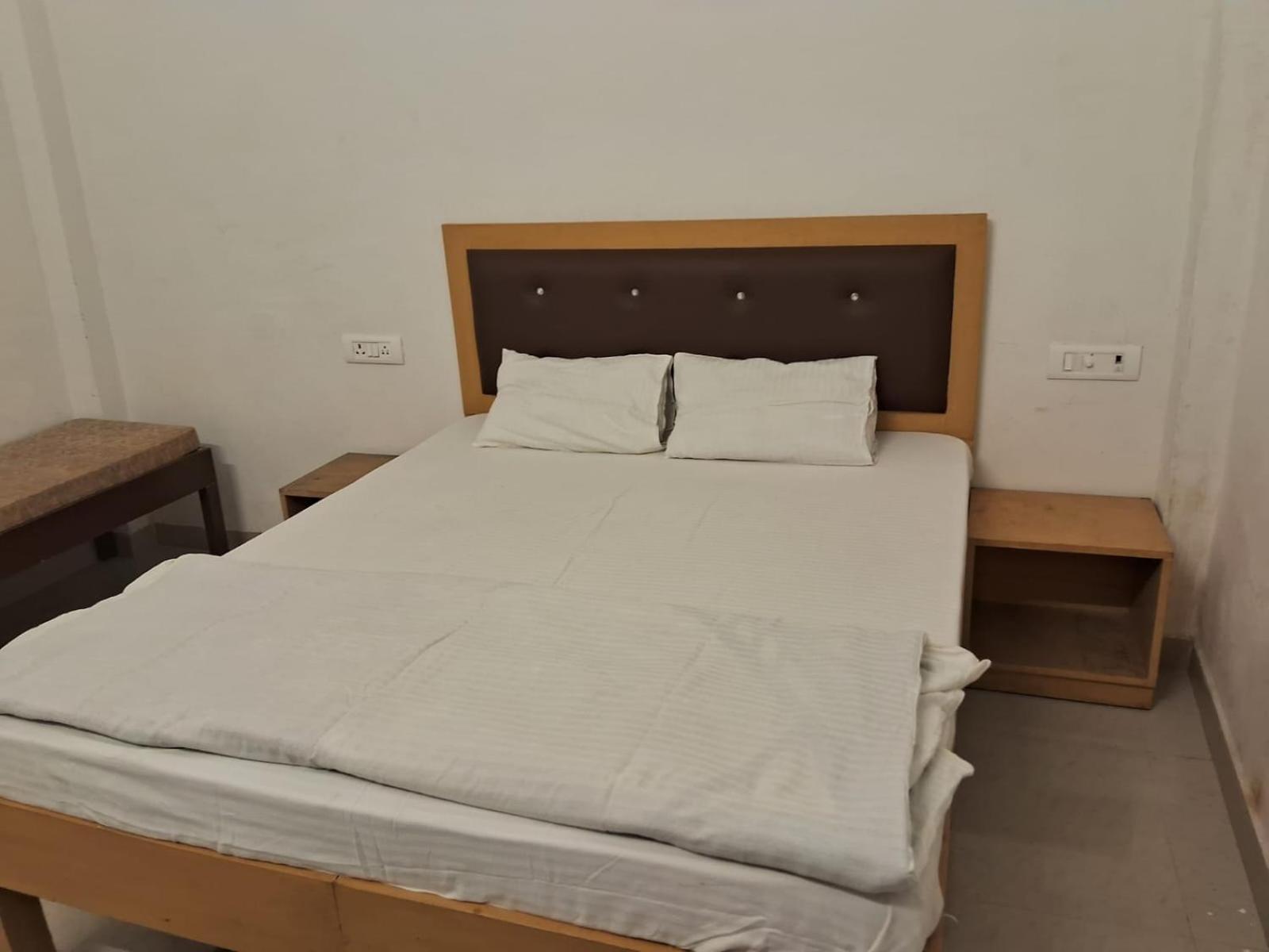 Rk Lawns Hotell Gonda Exteriör bild